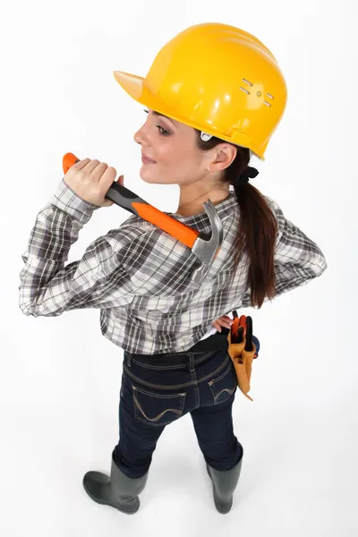 Woman resting hammer over shoulder — Stock Photo, Image