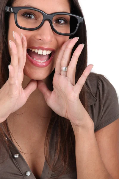 Urlando donna con gli occhiali — Foto Stock