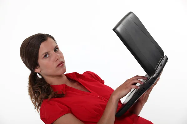 Achtersteven zakenvrouw bedrijf laptop — Stockfoto
