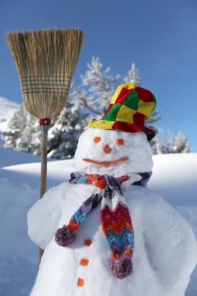 Αστεία χιονάνθρωπος κρατώντας ραβδί σκούπα — Φωτογραφία Αρχείου