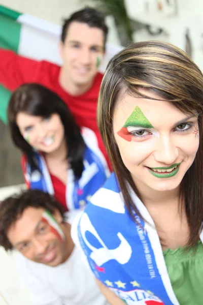 Skupina přátel, podporující italské fotbalové reprezentace — Stock fotografie