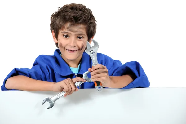 Liten pojke med mekaniker kläder och verktyg — Stockfoto