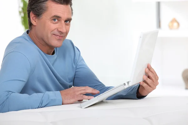 Homem com computador inclinado — Fotografia de Stock