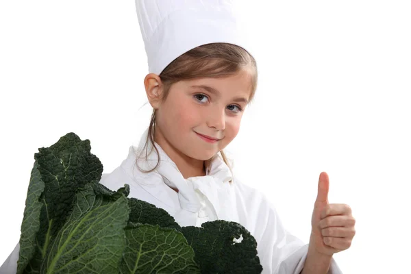 Kind kocht mit Kohl — Stockfoto