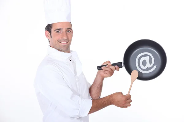 Šéfkuchař drží pan v studiu — Stock fotografie
