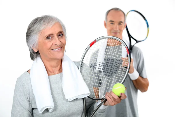 Ouder paar met tennisrackets — Stockfoto