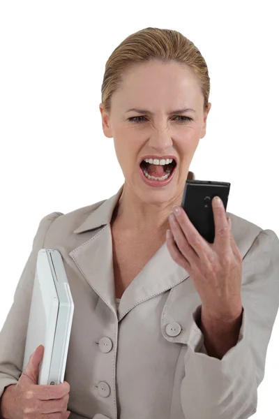 Woman looking at her cell phone and screaming — Stock Photo, Image