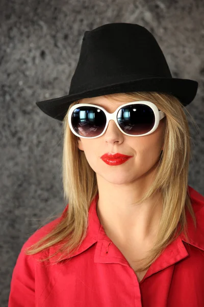 Donna con occhiali da sole e cappello — Foto Stock