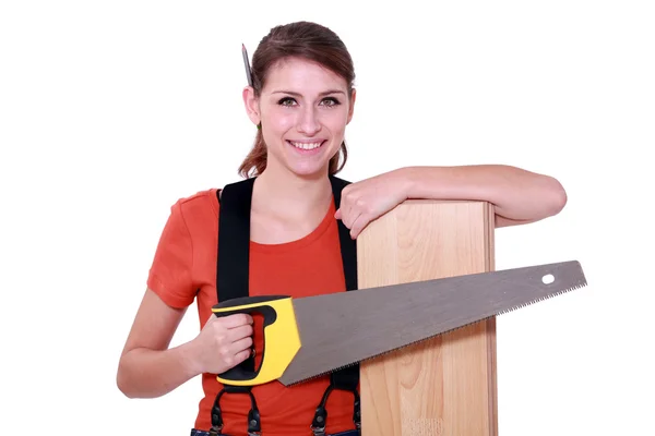 Femme scier un panneau de plancher en bois — Photo