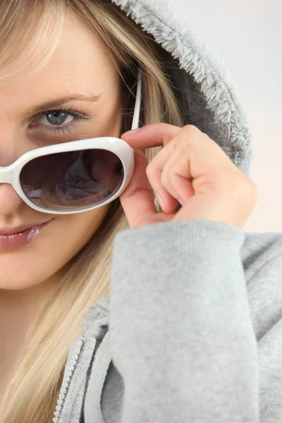 Dívka, která nosí sluneční brýle — Stock fotografie