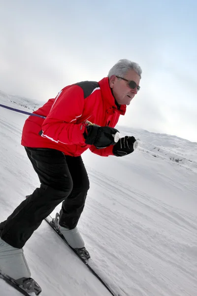 Middelbare leeftijd mannelijke skiër — Stockfoto
