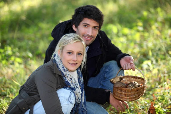 Par med korg med svamp — Stockfoto