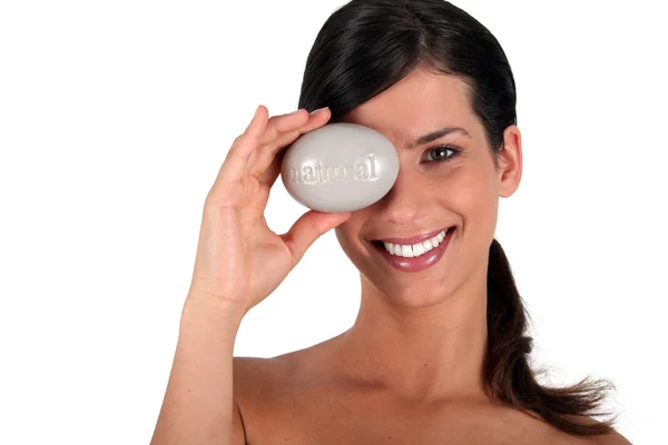 Femme couvrant son oeil avec du savon — Photo