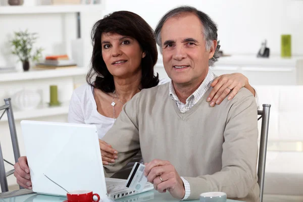 Ehepaar kauft online ein — Stockfoto