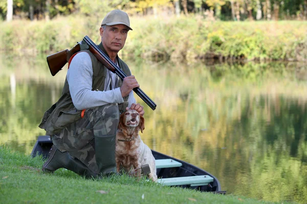 Hunter com cão — Fotografia de Stock