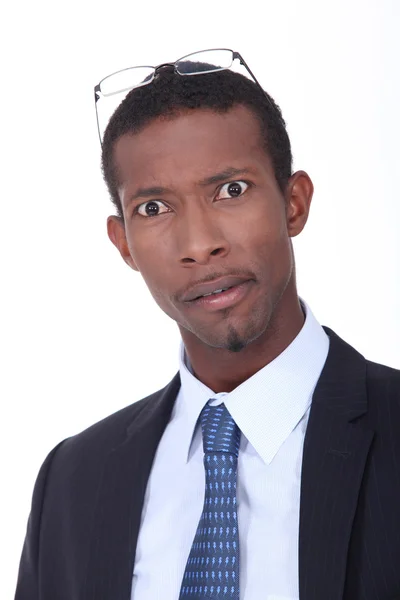 Empresário afro-americano parecendo surpreso — Fotografia de Stock