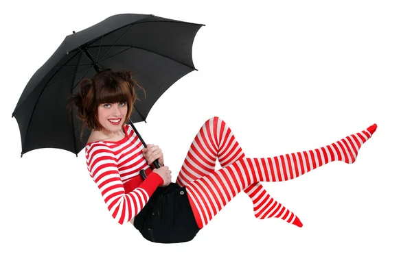 Mujer sosteniendo un paraguas y flotando en el aire — Foto de Stock