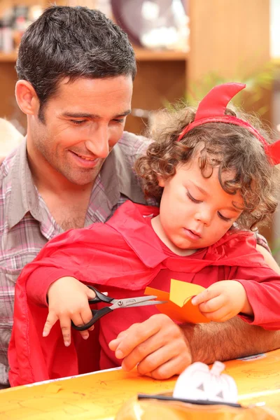 Child cutting paper with Dad — Stock Photo, Image