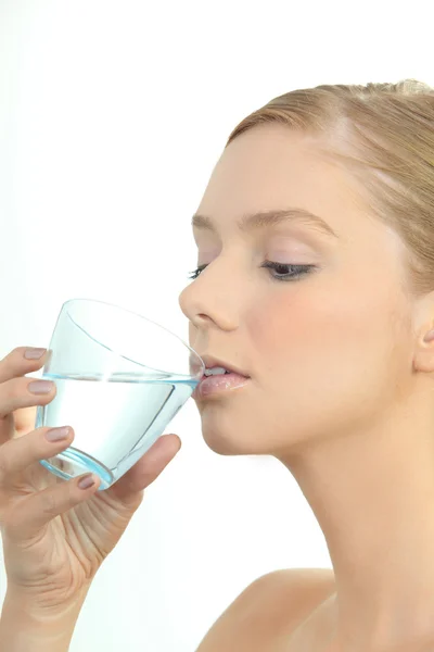 Женщина пьет стакан воды — стоковое фото