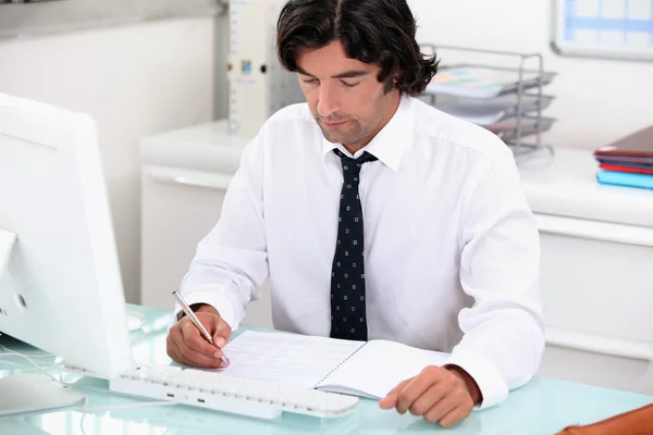 Manažer ve své kanceláři s notebookem — Stock fotografie