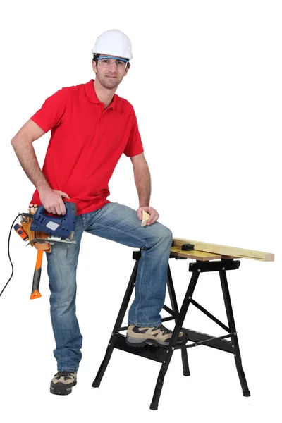 Şerit testere ile bir marangoz — Stok fotoğraf