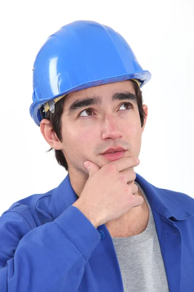 Pensivo jovem construtor em busca de inspiração — Fotografia de Stock