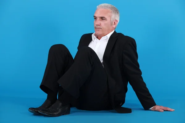 Uomo d'affari seduto sul pavimento — Foto Stock
