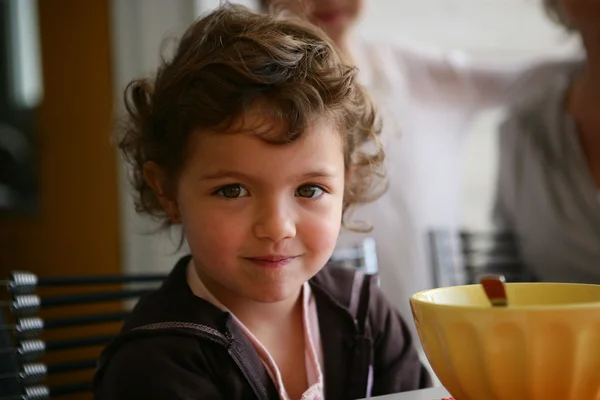 小女孩坐在早餐桌 — 图库照片