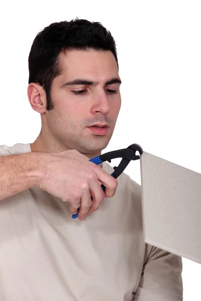 Homem cortando uma telha — Fotografia de Stock