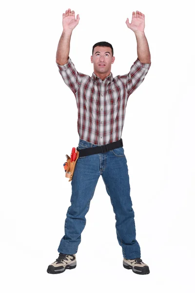 Tradesman que alcança um objeto — Fotografia de Stock