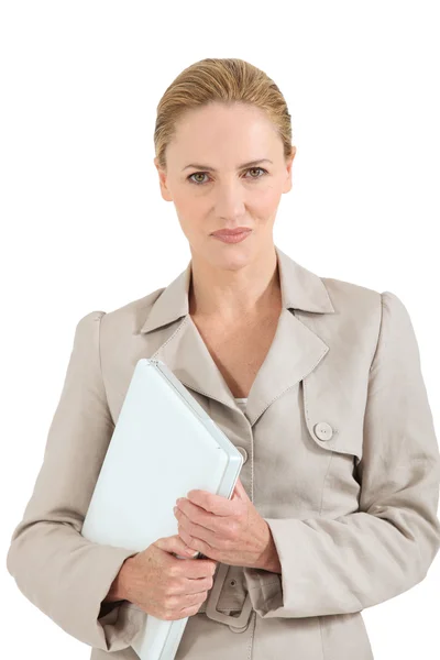 Donna in possesso di un computer portatile bianco — Foto Stock