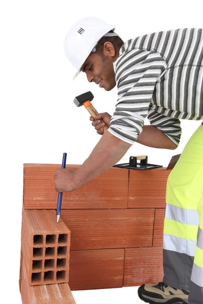 Handwerker markiert einen Ziegel — Stockfoto