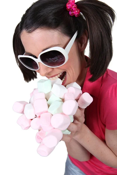 Gúnyolódás marshmallows nő — Stock Fotó