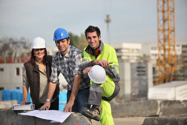 Uma equipe de trabalhadores da construção civil — Fotografia de Stock