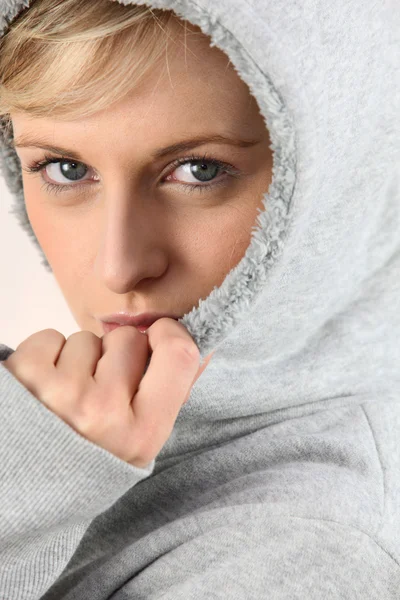 Ξανθιά γυναίκα που φοράει μια ζεστή κουκούλα — Φωτογραφία Αρχείου