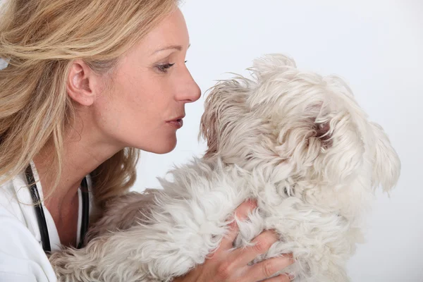 Жінка обіймає свого собаку — стокове фото