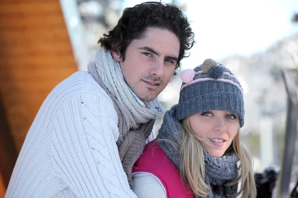 Paar op een ski-lodge — Stockfoto