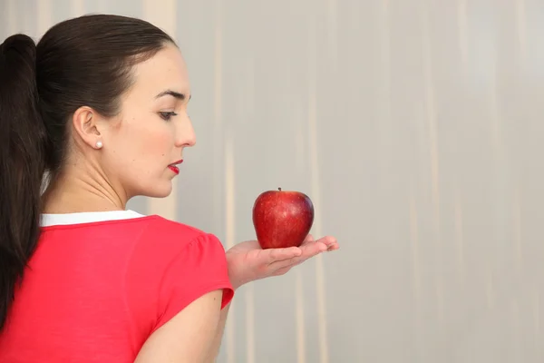Vrouw in profiel met rode appel — Stockfoto