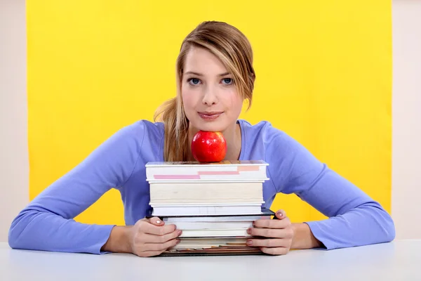 Студент з книгами та яблуком — стокове фото