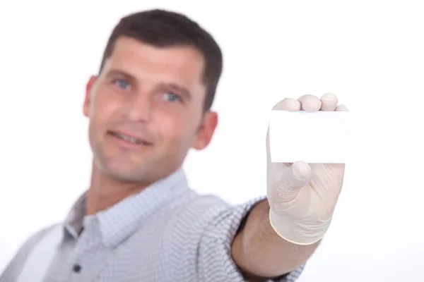 Homem segurando cartão de visita em branco — Fotografia de Stock
