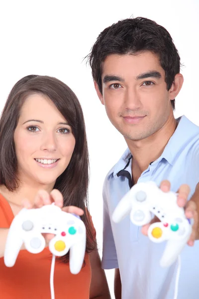 Пара стояла, тримаючи панелі керування відеоіграми — стокове фото