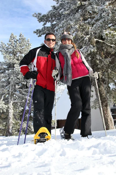 スキーヤーのカップル — ストック写真