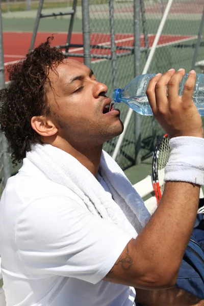Tennis player drinking water — Stock Photo, Image