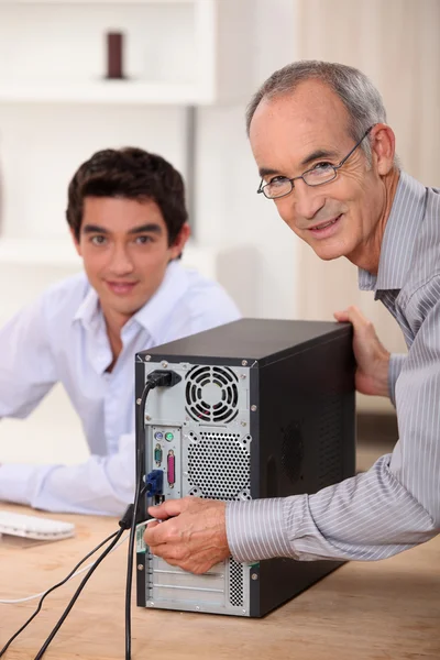 Happy technicien fixer un ordinateur — Photo