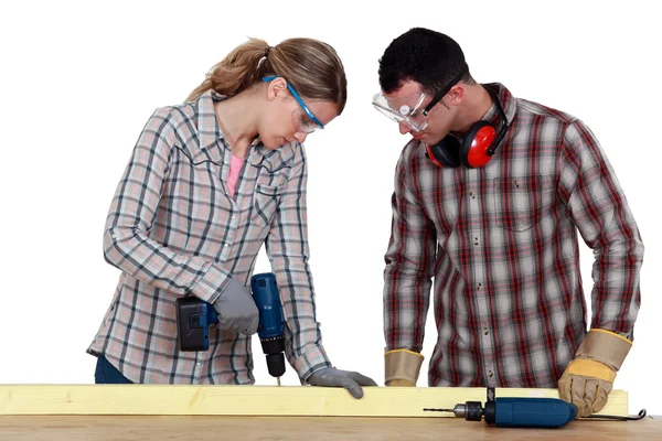 Paar beim Holzbohren — Stockfoto