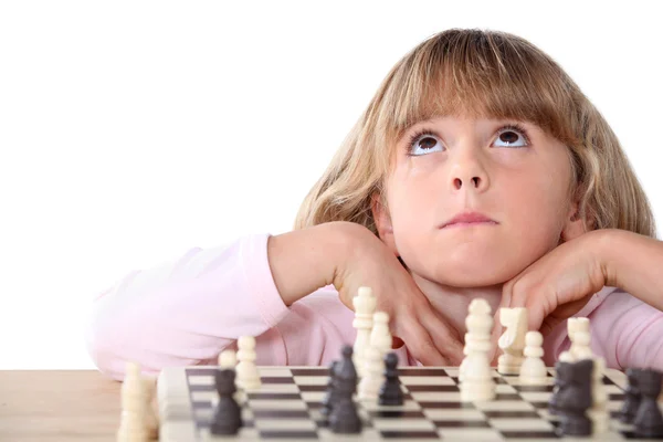 체스를 두는 어린 소녀 — 스톡 사진