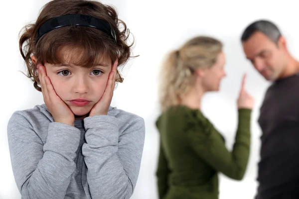 Маленька дівчинка засмучена батьками, сперечаючись — стокове фото