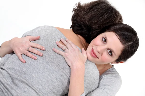 Dos mujeres abrazándose — Foto de Stock