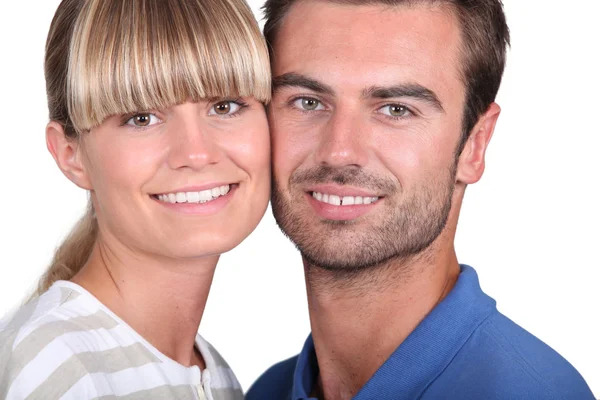 Счастливая молодая пара стояла щека к щеке — стоковое фото