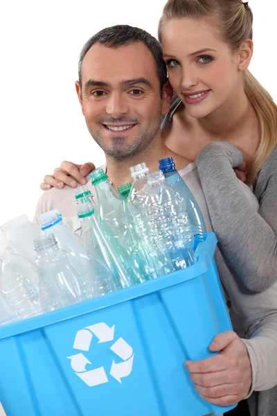 Couple sortant le recyclage — Photo